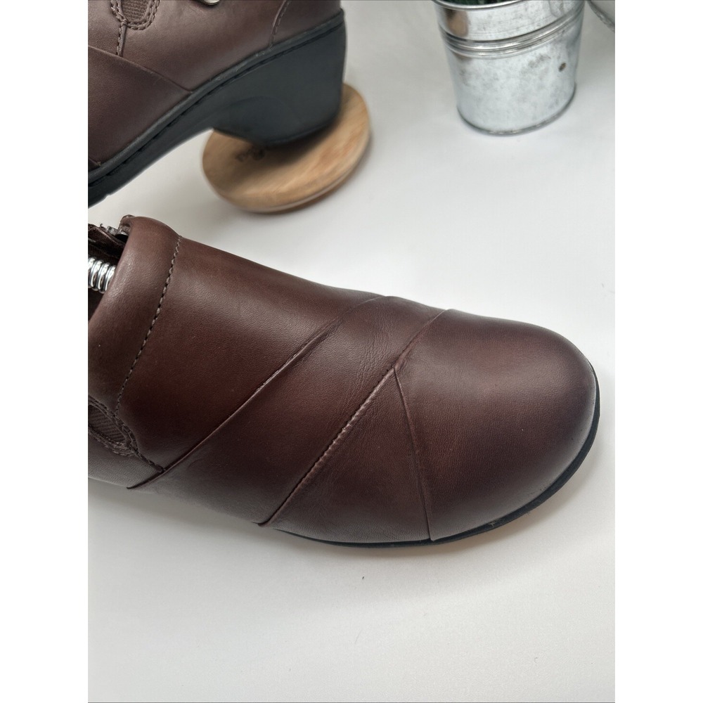 Clarks Channing Ann Brown Slip On Loafer Womens Size 8 M Button On Side - Picture 2 of 16